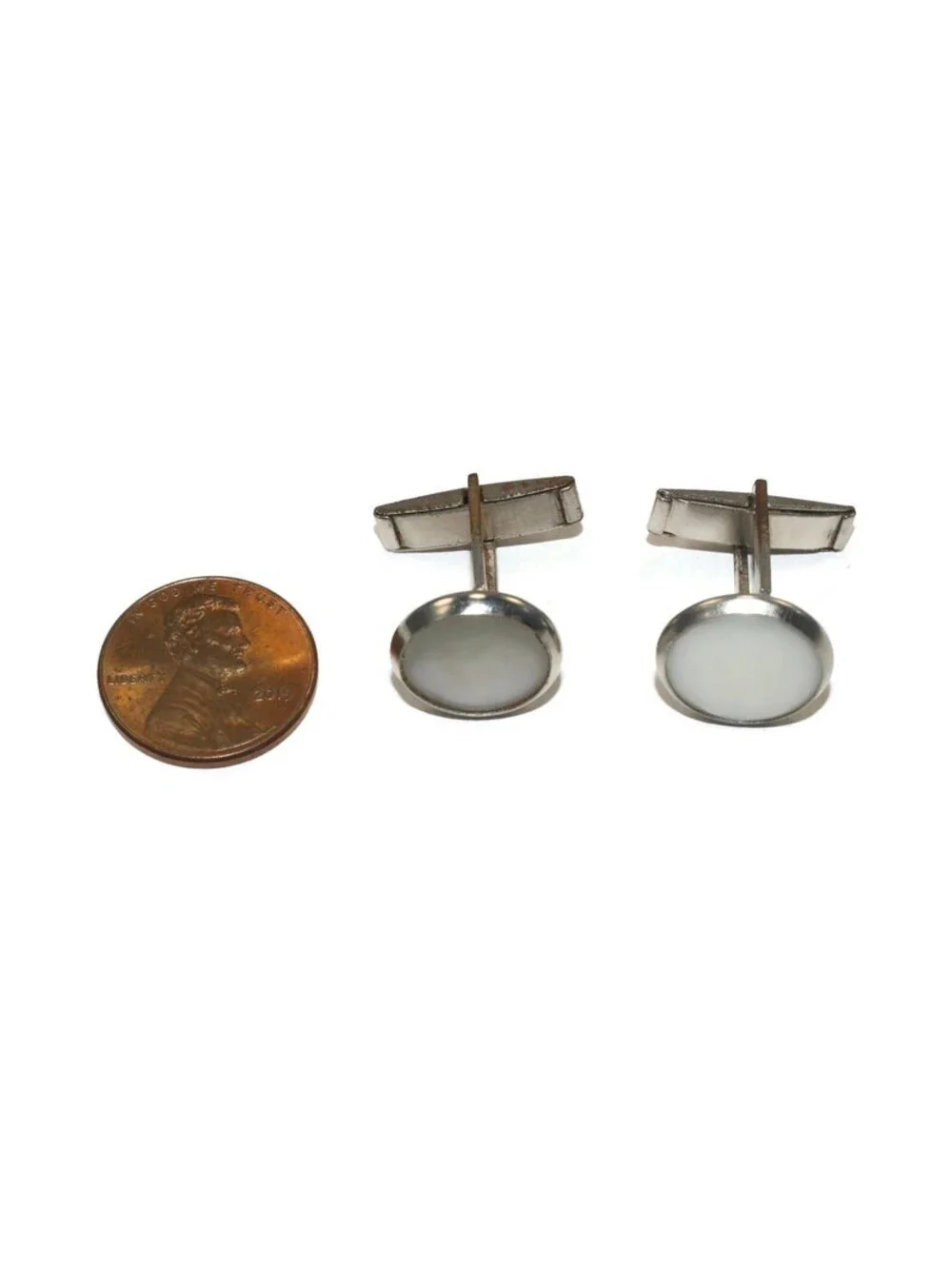 Vintage Silver Tone and Mother of Pearl Round Cuff Links.